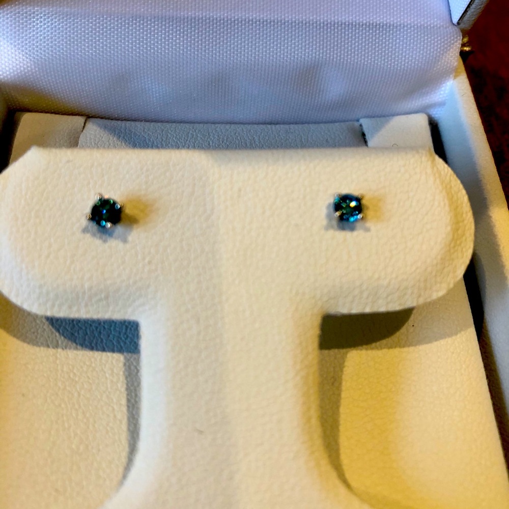 Miadora - stud silver earrings